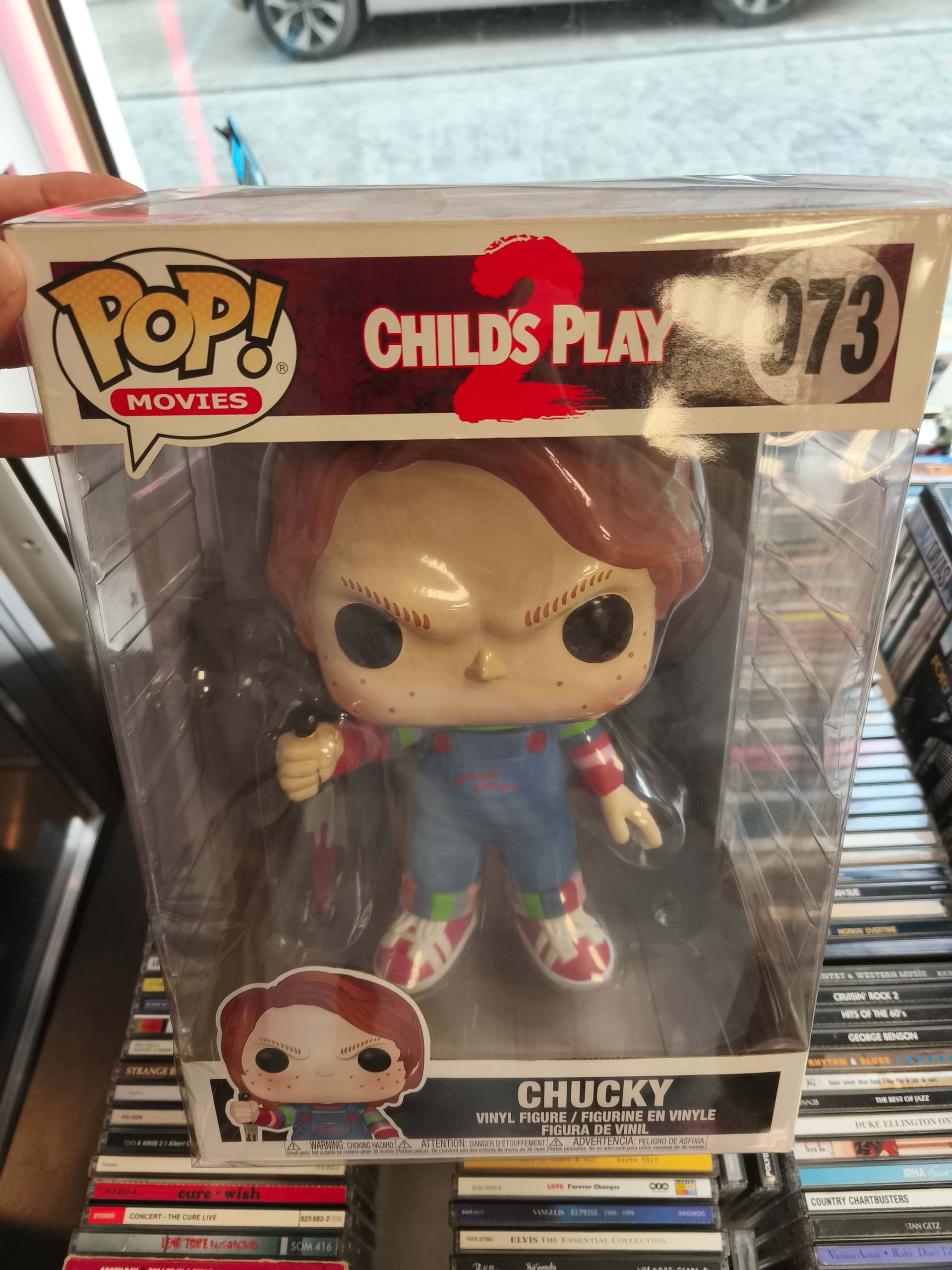 Funko Pop Chucky grand format 10 pouces en vitrine chez Game & Disc