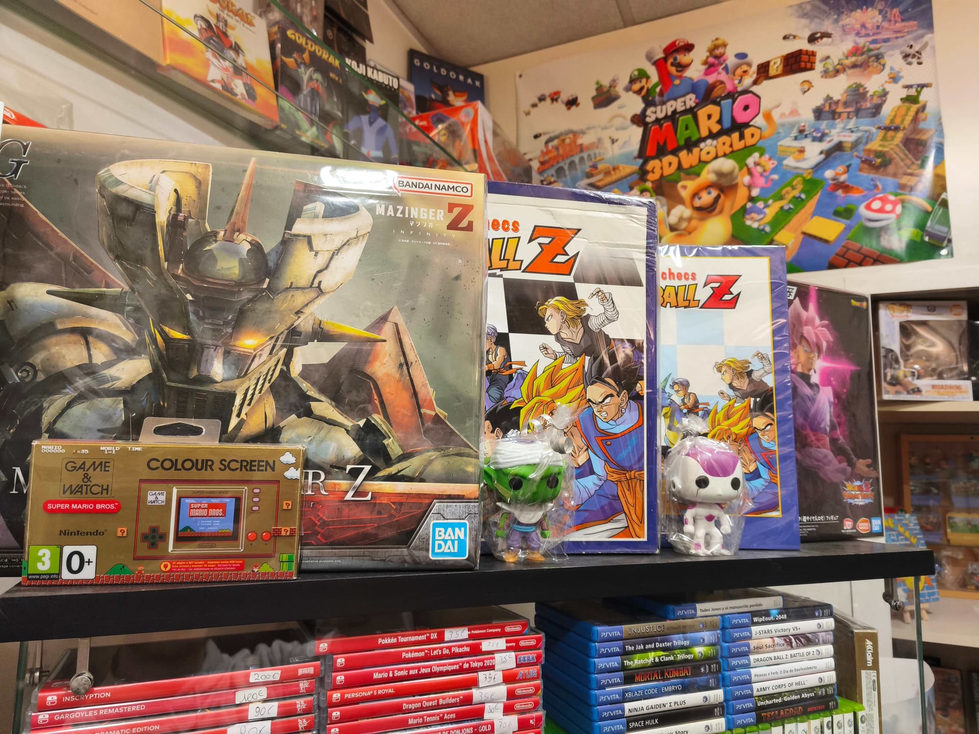 Vitrine avec Mazinger Z, cahiers Dragon Ball Z et Game & Watch Nintendo