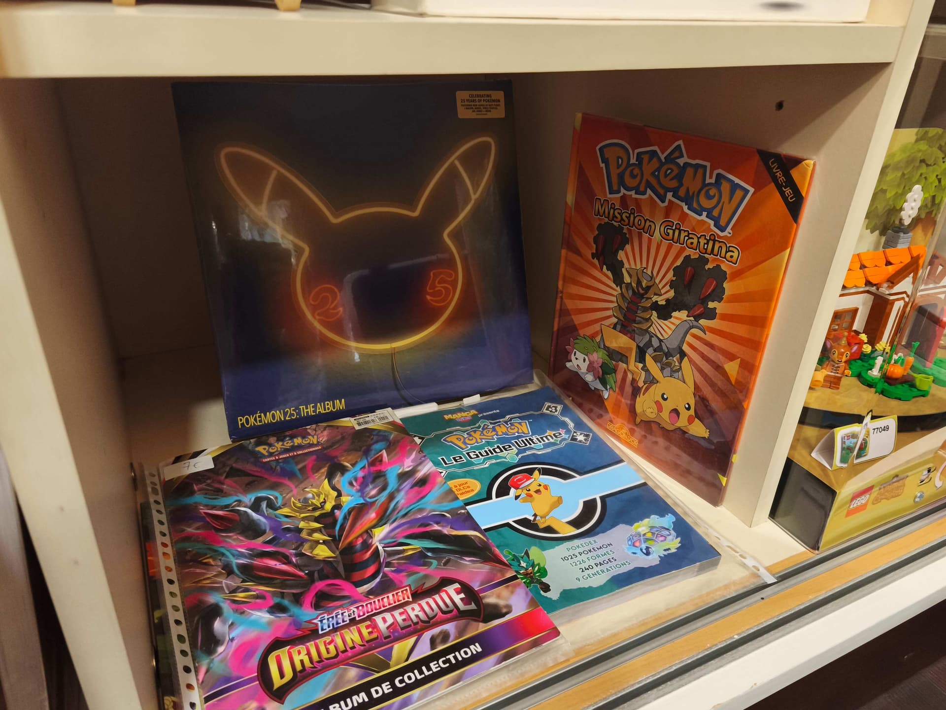 Vinyle Pok\u00e9mon 25 The Album, livre Mission Giratina et classeur de collection Pok\u00e9mon chez Game & Disc