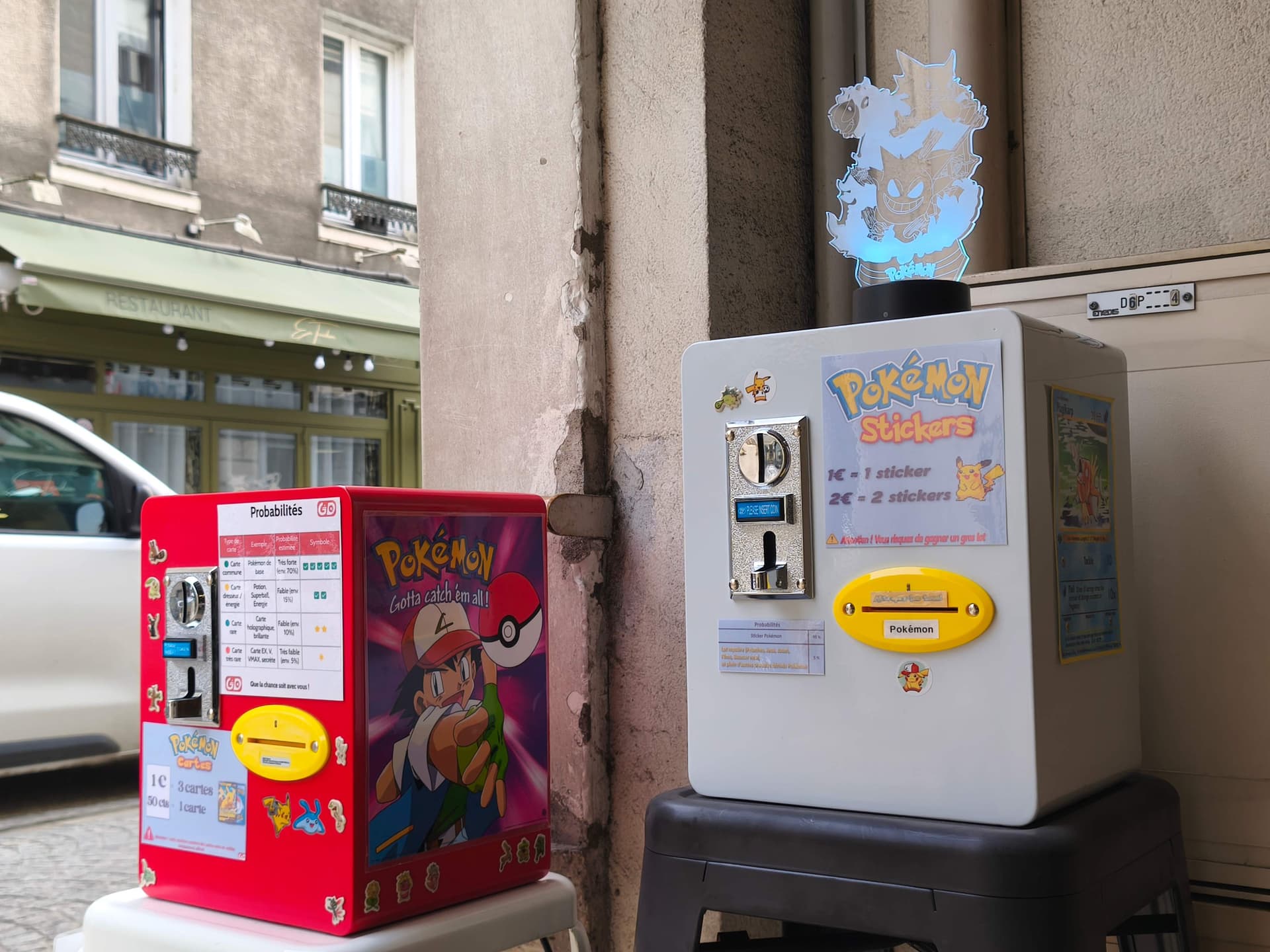 Distributeurs de cartes et stickers Pok\u00e9mon devant la boutique Game & Disc Montrichard