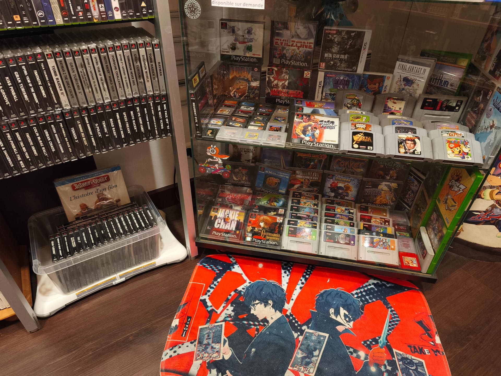 Vitrine jeux retro PlayStation 1 Nintendo 64 SNES cartouches Resident Evil Castlevania Zelda chez Game & Disc Montrichard