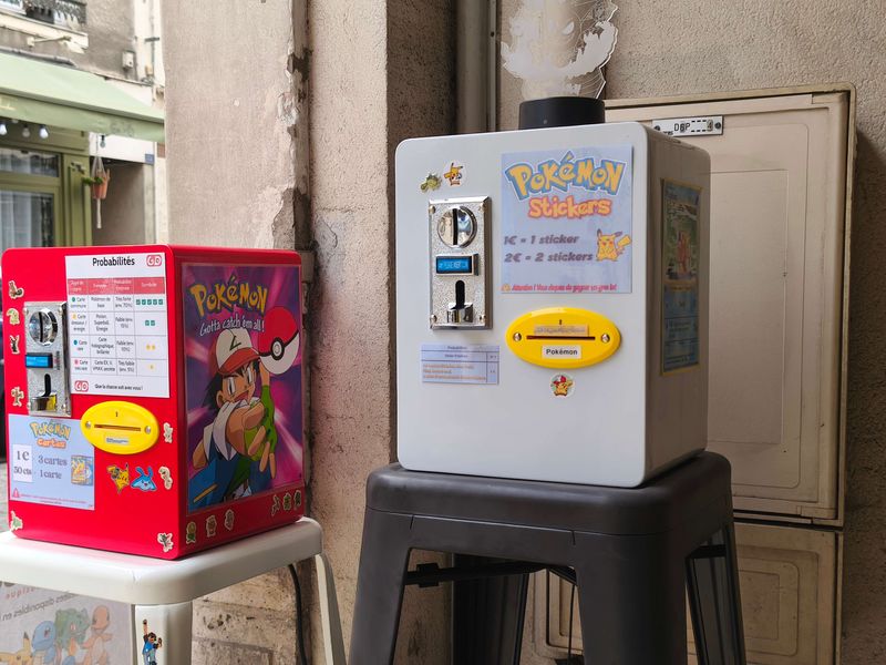 Distributeur de cartes Pokemon devant le magasin Game & Disc