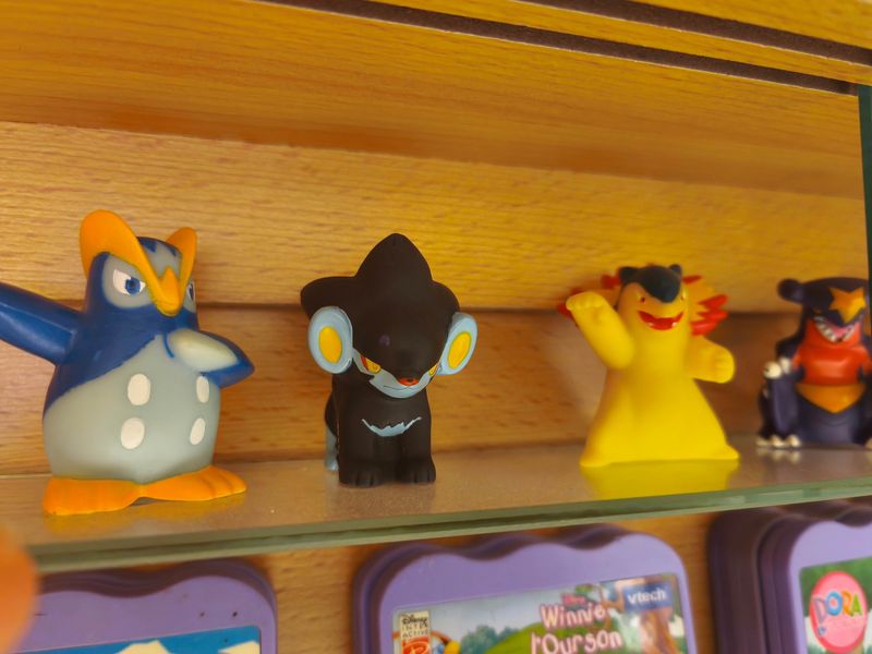 Collection de figurines et peluches Pokémon rachetées en boutique